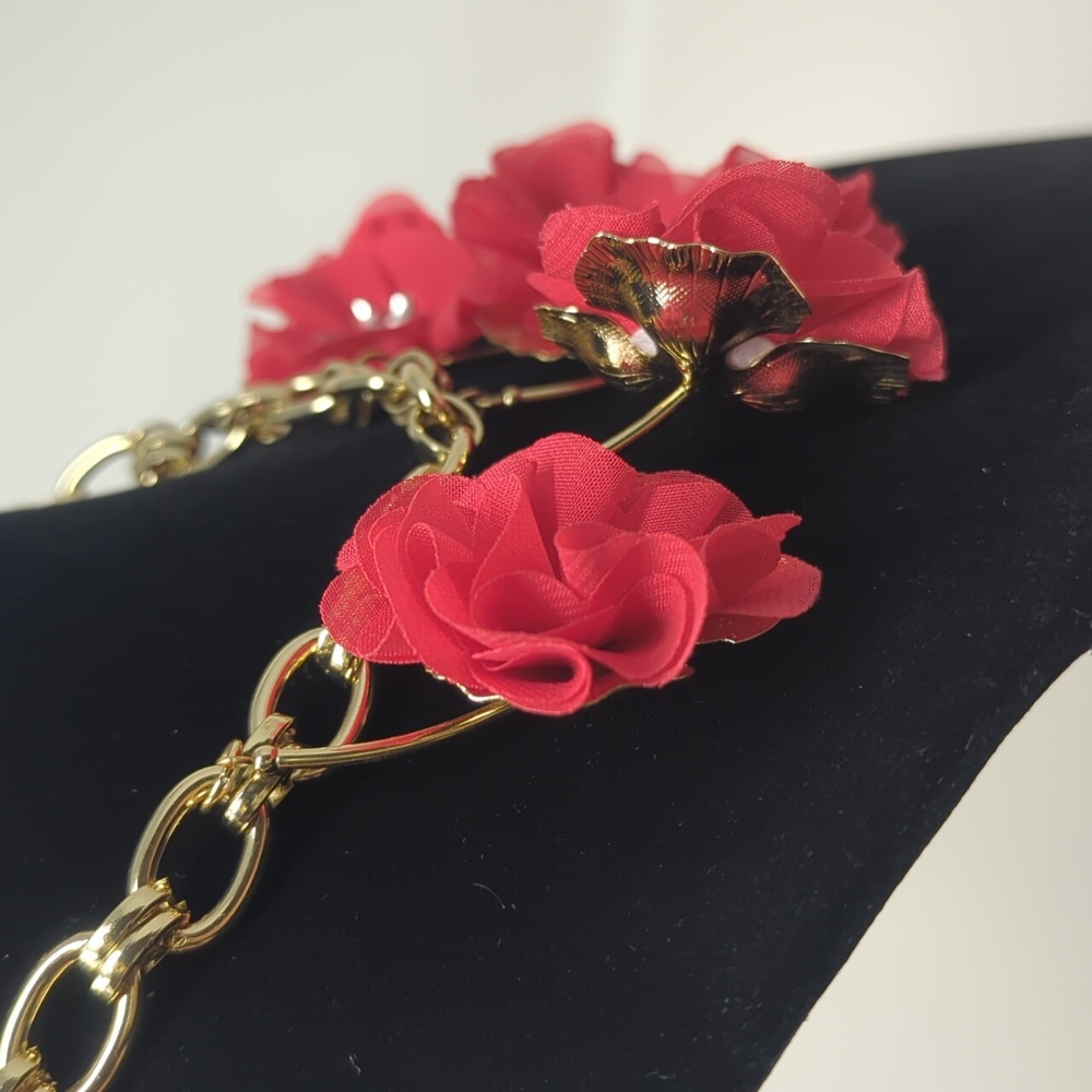 Red flower statement necklace - Picture 4 of 7